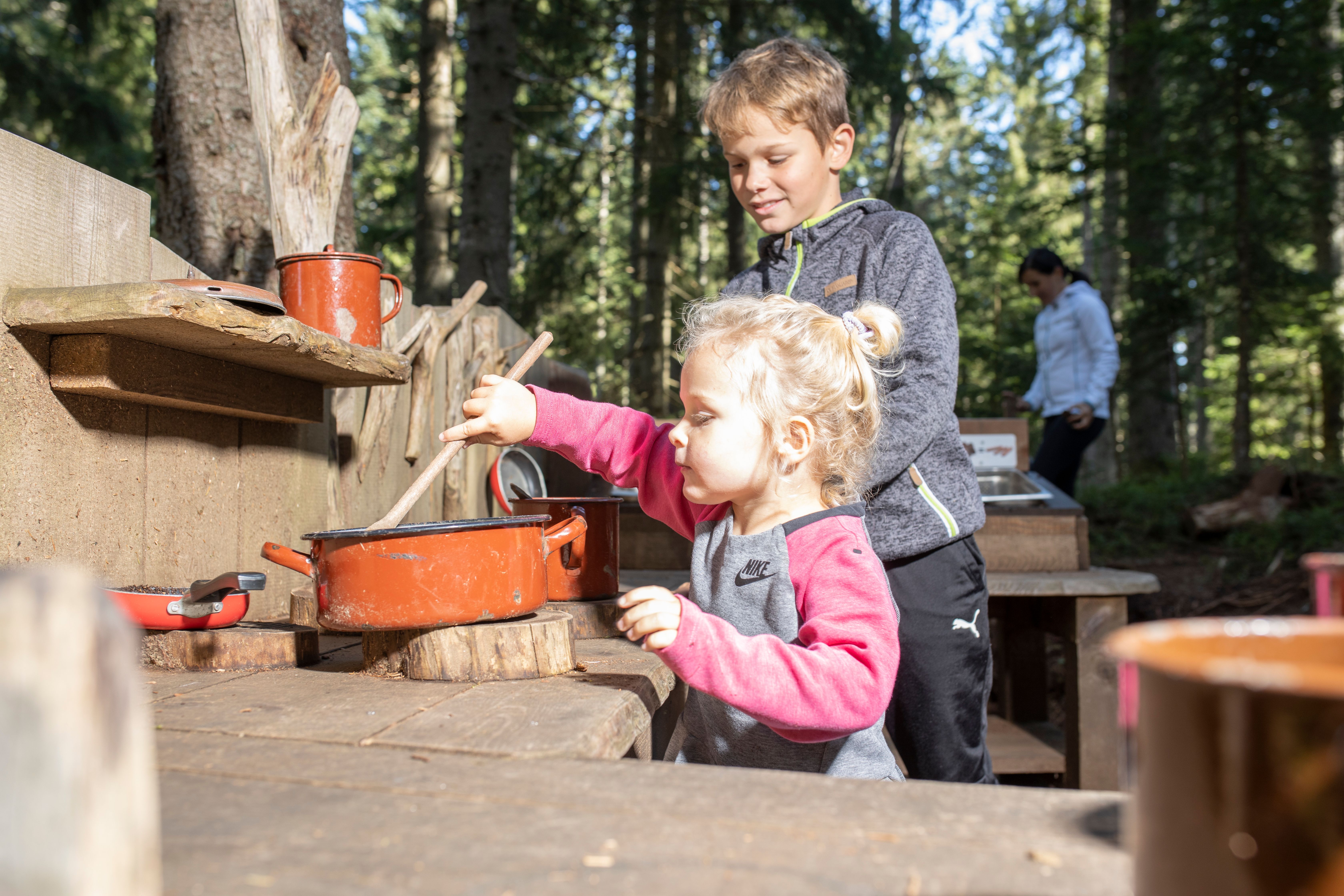 Juppi Zauberwald, Kinder spielen auf dem Waldspielplatz