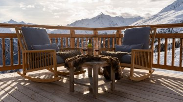 TERRASSE-alpenfriede_terasse_Schaukelstühle_clemen