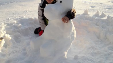 Schneeskulptur mit Künstler Finn