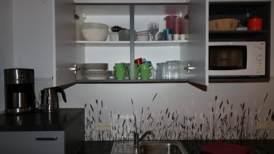 Küchenschrank mit Geschirr