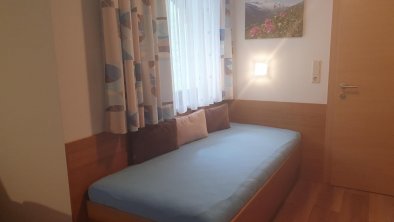 Dreibettzimmer mit Doppelbett und Einzelbett