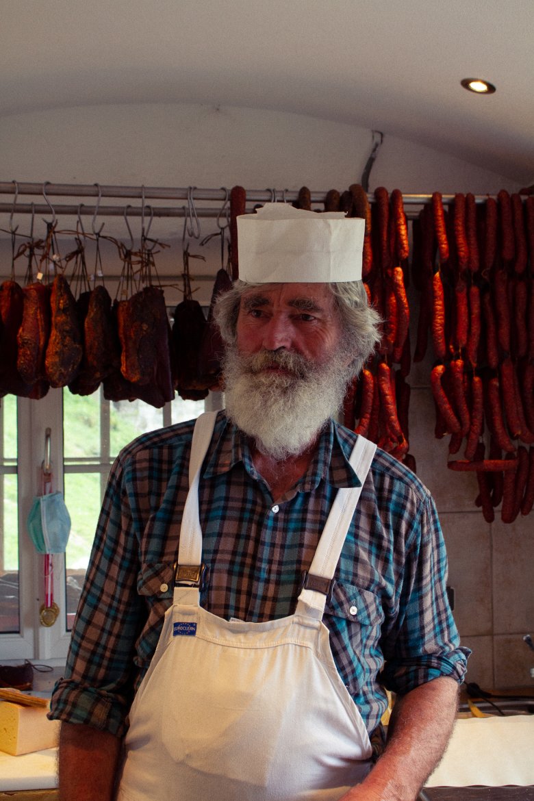 Johann ist der Käsemeister auf der Schönangeralm. Seine Arbeit verrichtet er mit heiligem Ernst.