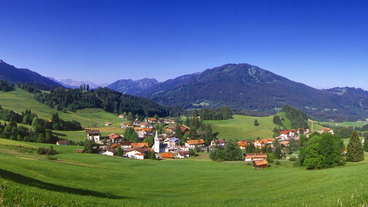 Fernab des Durchreiseverkehrs gelegen, ist Jungholz nicht nur ein Ruheidyll sondern zugleich das einzige Tiroler Kräuterdorf. Überall in der Tiroler Exklave gedeihen Kräutergärten mit Heil-, Tee- und Duftpflanzen. Immer im August gibt es einen großen Markt., © Tannheimer Tal