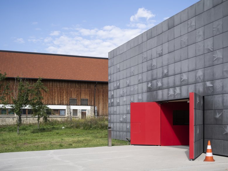 Heimat & Hightech: Seit 2017 befindet sich das Sammlungs- und Forschungszentrum der Tiroler Landesmuseen am Ortsrand von Hall. Der Flachbau wurde von den Wiener Architekten Franz&Sue entworfen und hat eine Fläche von 14.000 Quadratmetern.