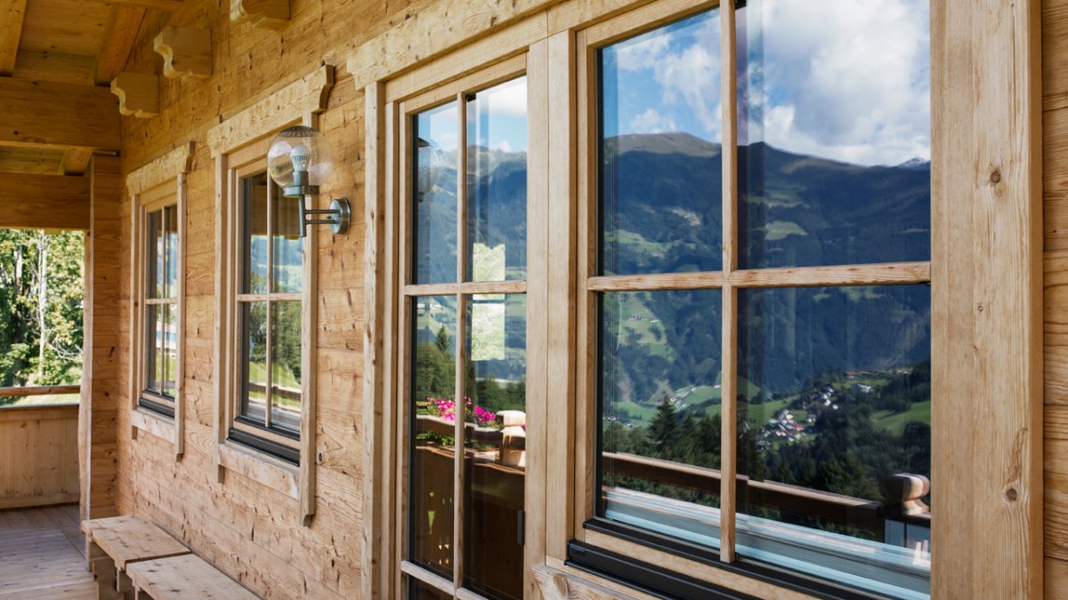 Die Hütte ist noch ganz neu und besteht ganz aus Holz., © Tirol Werbung/Lisa Hörterer