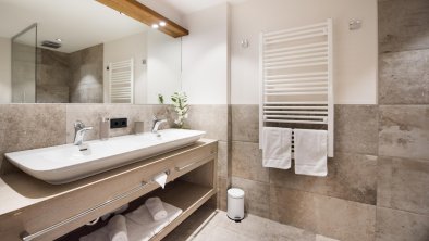 Badezimmer Doppelwaschbecken Dusche und WC