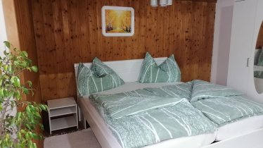 Schlafzimmer mit Doppelbett