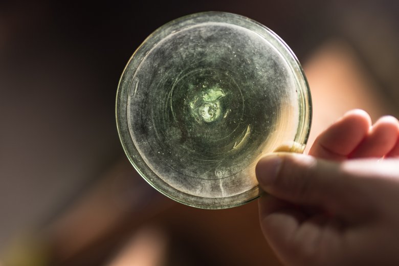 Butzenscheiben aus Antikglas werden in Fenstern von Kirchen und Schl&ouml;ssern verbaut.
