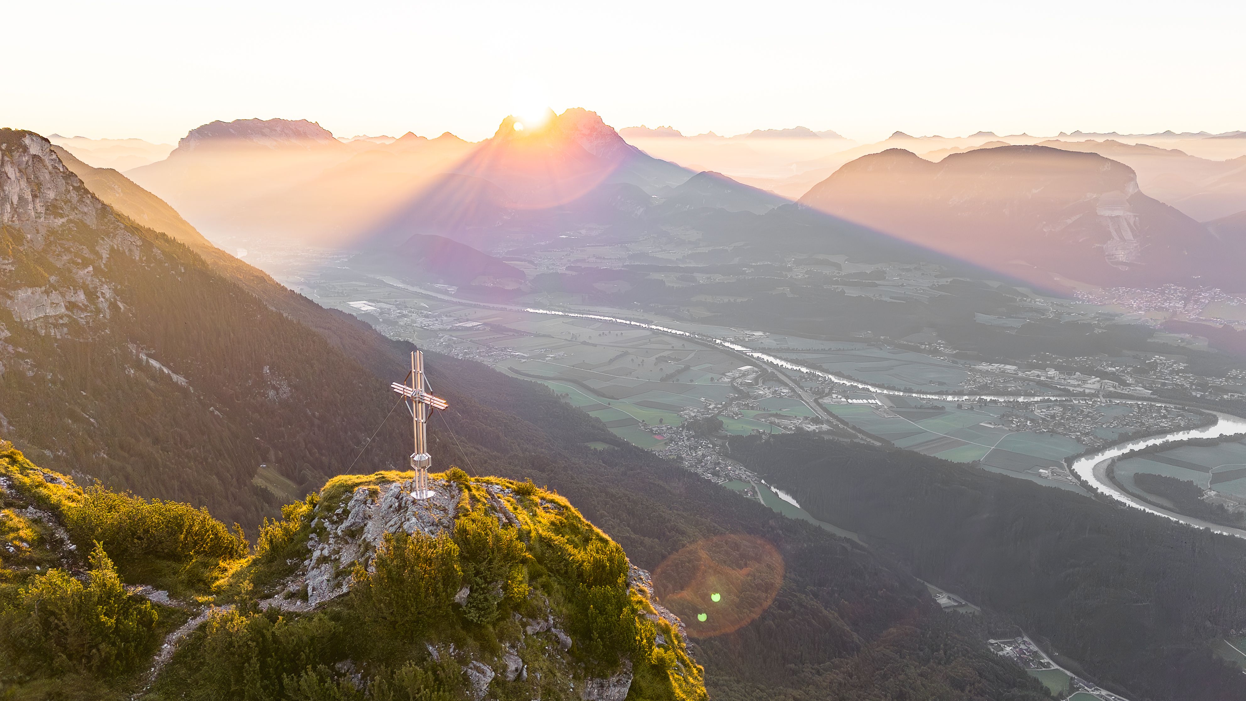 Hundsalmjoch_Buchacker Alm Sonnenaufgang, BLick über das Inntal mit der aufgehenden Sonne