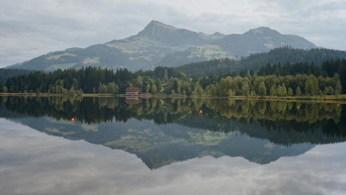 Der Schwarzsee ist nicht nur einer der wärmsten Badeseen der Alpen, durch den hohen Moorgehalt des Wassers ist ein Bad im See auch sehr gesund. Das Strandbad steht unter Denkmalschutz., © Tirol Werbung/Andrew Phleps