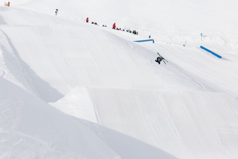 Freeskier Sprung Snowpark Innsbruck (c) Carlos Blanchard_Tirol Werbung