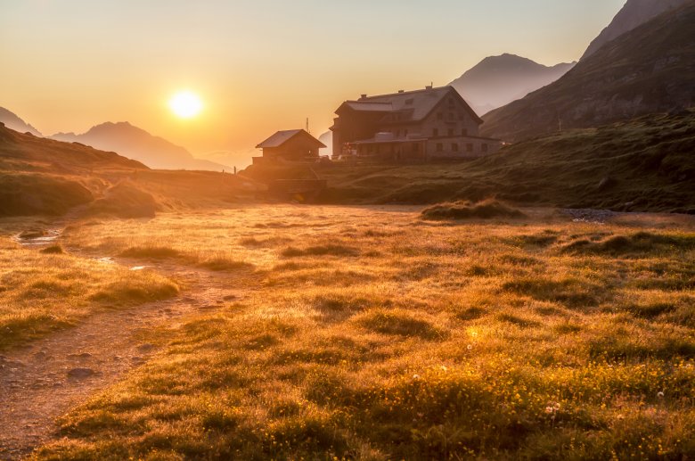 Die Franz-Senn-H&uuml;tte in den Stubaier Alpen.
, © Alpinbilder / Hans Sterr