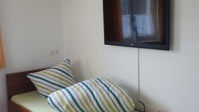 Einzelbett mit 40" TV
