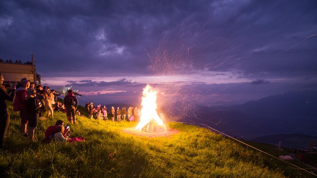 Das Fest zur Sonnenwende hat Tradition in ganz Tirol. Überall brennen Ende Juni die Feuer. Vom Gipfel der Hohen Salve aus lässt sich das Spektakel per Rundumblick verfolgen – zu sehen sind die Feuer auf dem Wilden Kaiser, den Kitzbüheler Alpen und im Inntal., © TVB Hohe Salve