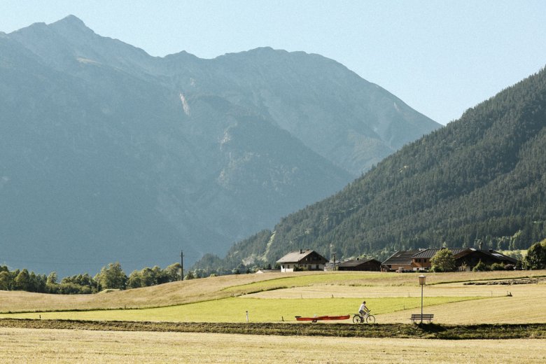 Sara nutzt ihr Fahrrad als Transportmittel fürs Kajak.