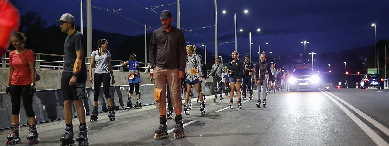 Skaten zu später Stunde: Der Happy Nightskate ist jedes Mal ein großes Vergnügen für hunderte Teilnehmende, © Happy Nightskate Innsbruck