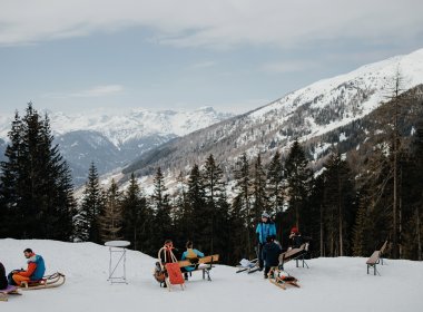 Wei&szlig;es Vergn&uuml;gen: Die Naviser H&uuml;tte auf 1.787 Metern H&ouml;he in den Tuxer Alpen ist ein beliebter Treffpunkt der rodelw&uuml;tigen Tiroler.
