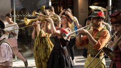 Fanfarenbands geben beim Straßentheater-Festival Olala den Grundton in den Gassen von Lienz an, © Sebastian Höhn