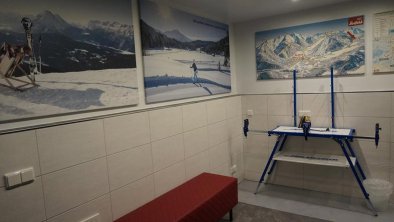 Skiraum mit Wachseltisch, © Hotel Olympia Tirol, Mösern