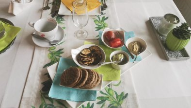 Blinis, Avocadocreme, Hummus,, © Katharina Fischer