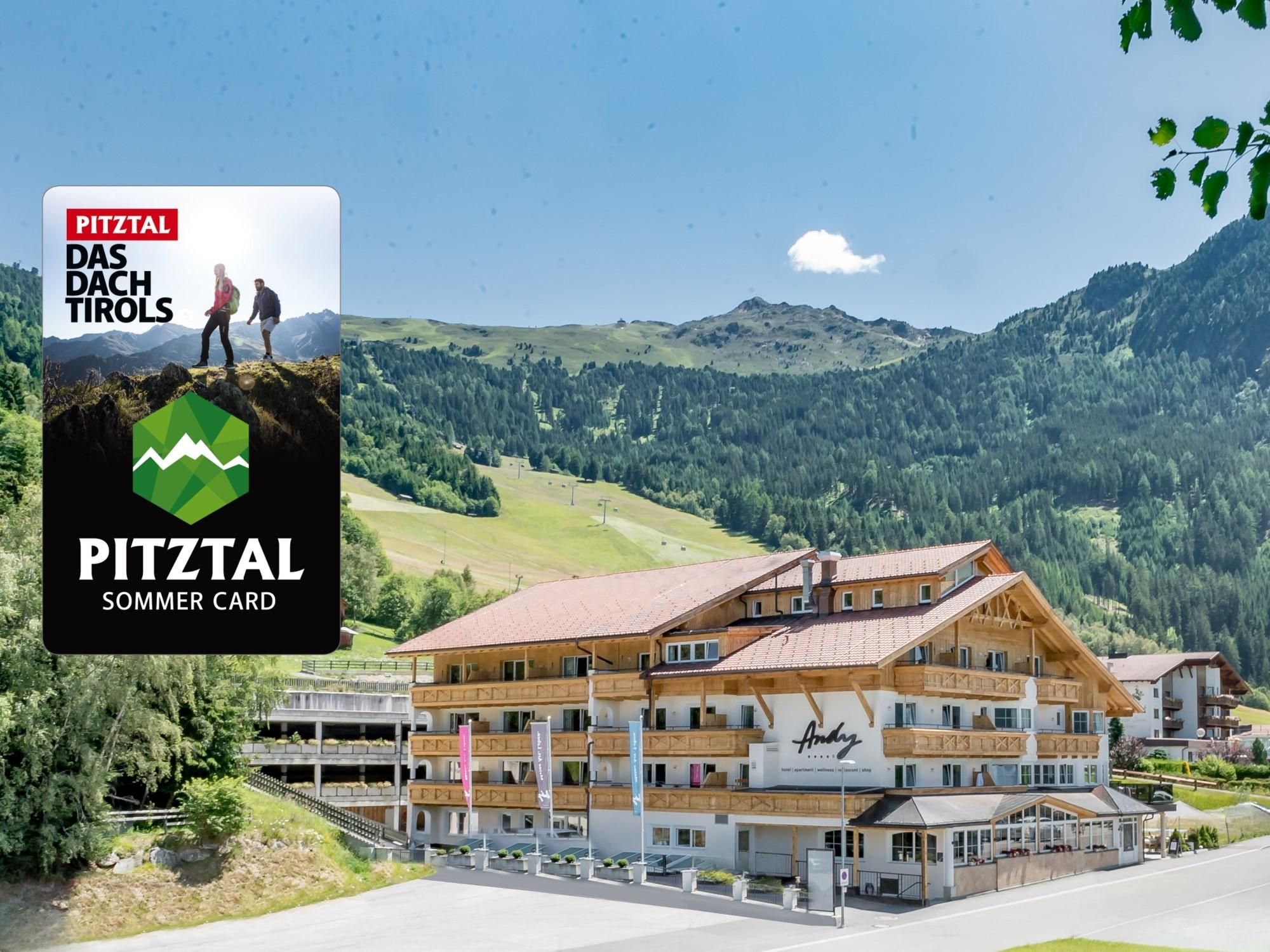 Ein gemütliches Hotel im Pitztal mit einer malerischen Berglandschaft im Hintergrund. Die Umgebung ist grün und einladend, ideal für Sommeraktivitäten.