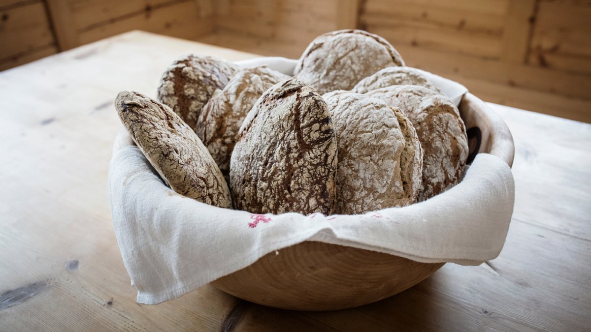 Gibt es etwas Schöneres als eine Brotzeit mit selbstgebackenem Brot?, © Tirol Werbung/Lisa Hörterer