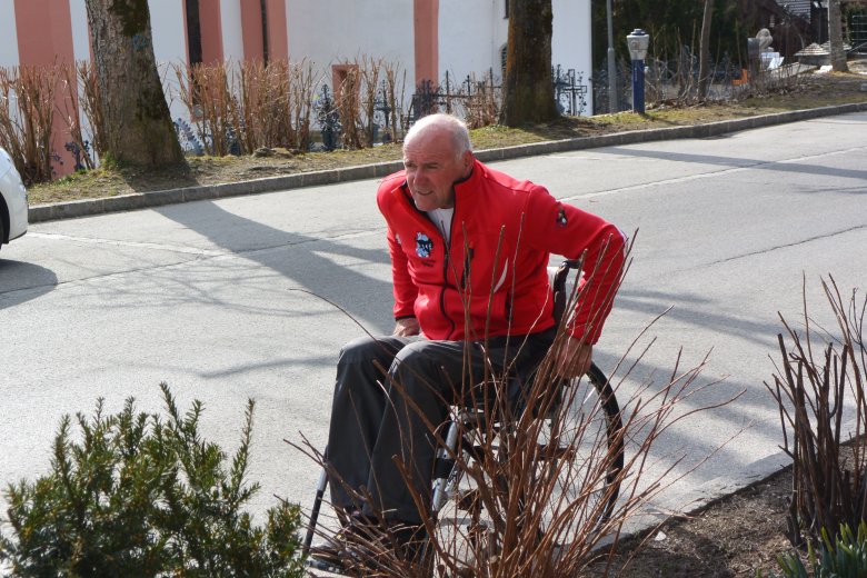 Sepp Margreiter am Weg zum Büro seiner Skischule in Alpbach, die er seit 23 Jahren leitet. (Foto: Michael Gams)