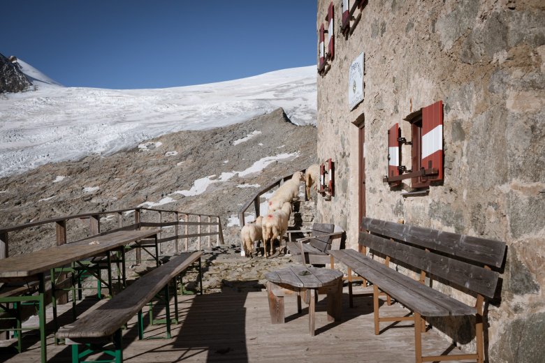 Herausforderungen und Schwierigkeiten gibt es auf 2.800 Metern Seehöhe genug zu meistern. 15 Zentimeter Neuschnee Ende Juli, wie es heuer war, gibt es nicht jedes Jahr, sind aber auch kein Jahrhundertereignis. Alltäglich für den Hüttenwirt und seine Familie ist der Umgang mit knappen Ressourcen.