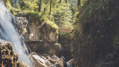 Klettern am Wasserfall, © TZA_C.Jorda