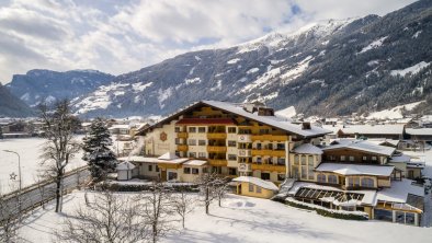 https://images.seekda.net/AT_ZELL_SONNEN/Hotel_Winter_Tag.jpg