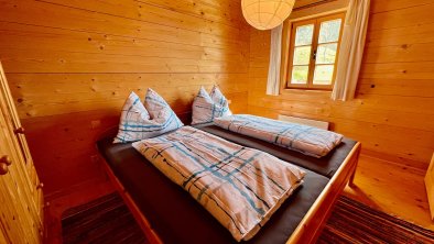 Schlafzimmer mit Doppelbett, © im-web.de/ Berghuetten Moser GmbH