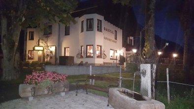 Gasthof bei Nacht