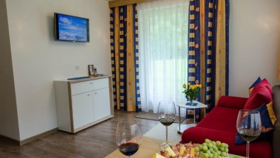 Wohnküche mit ausziehbarem Sofa und Sat-TV