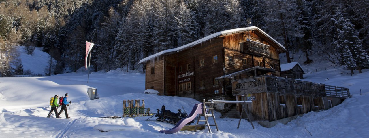 Die Jausenstation Larstighof ist das Ziel der Winterwanderung durch das Horlachtal., © Ötztal Tourismus