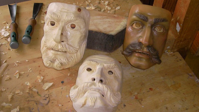 Wie vor Jahrhunderten werden die Muller-Masken in Handarbeit hergestellt, © Region Hall-Wattens