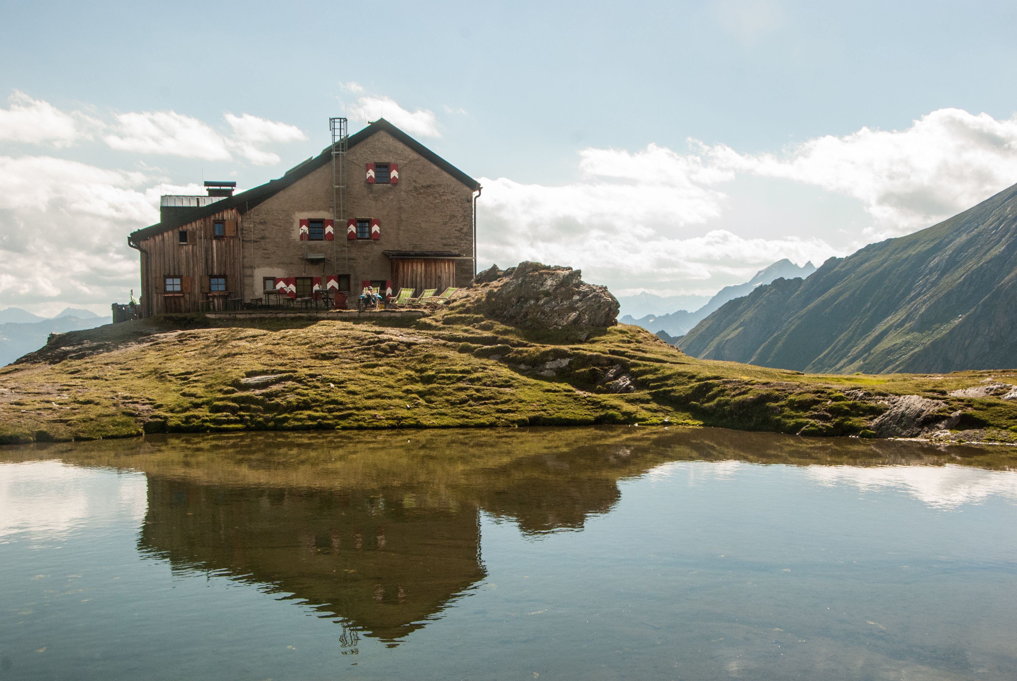 Sudetendeutsche Hütte in Osttirol, Hütte spiegelt sich im See