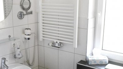 mutte-dusche-wc-heizkoerper-groß