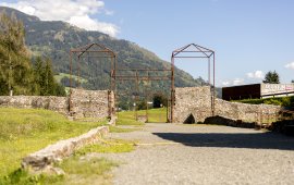 Heute zeigen Metallstreben an, wie hoch Stadtmauer und das Stadttor war. Lange wussten die Arch&auml;ologen aber nicht, auf welcher Seite sich die Stadt erstreckte.