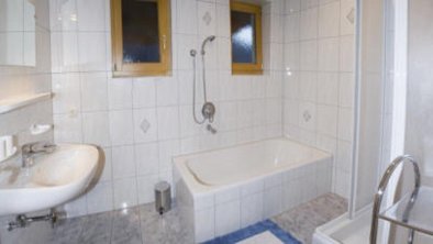 Bad mit Dusche und BAdewanne FW 110m²