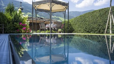 Garten mit Pool und herrlichen Bergblick, © Hotel Riedl
