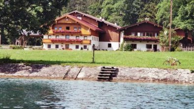 Blick vom See auf den Stiedlhof, © Stiedlhof