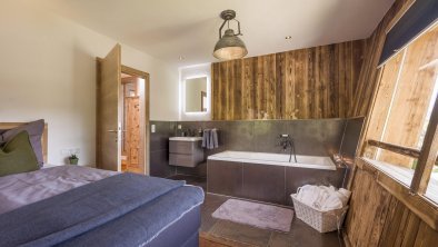 Romantik Schlafzimmer mit Badewanne & Waschtich