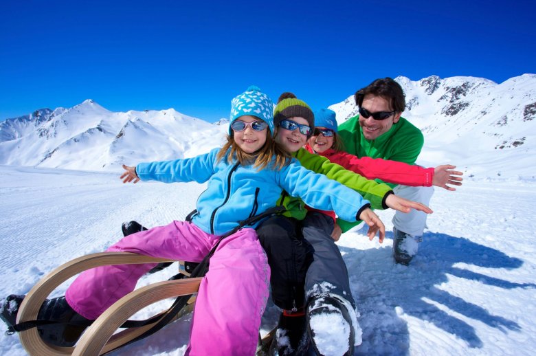 Familie beim Rodeln in Serfaus-Fiss-Ladis. © Serfaus-Fiss-Ladis