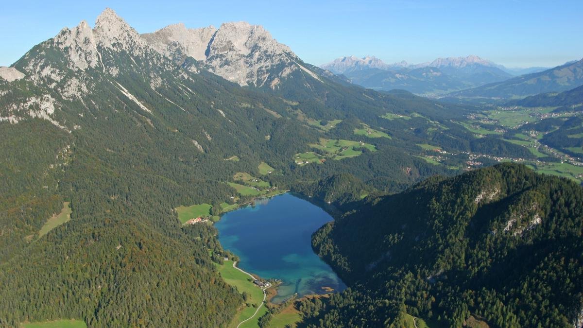Vier Kilometer oberhalb von Scheffau liegt der türkisblaue Hintersteiner See mitten im Naturschutzgebiet Wilder Kaiser. Er zählt zu den klarsten und saubersten Gebirgsseen Tirols – und bietet sich zum Baden und als Startpunkt für Wanderungen an., © Wilder Kaiser
