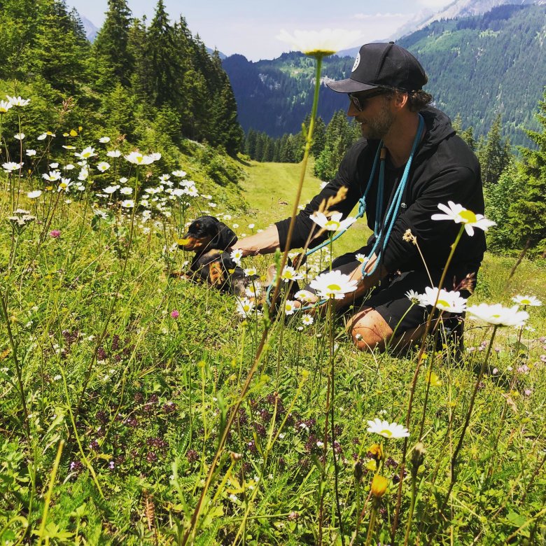 Er ist mit seinen 5 Jahren immer noch sehr verspielt und genie&szlig;t die Pausen am Berg.