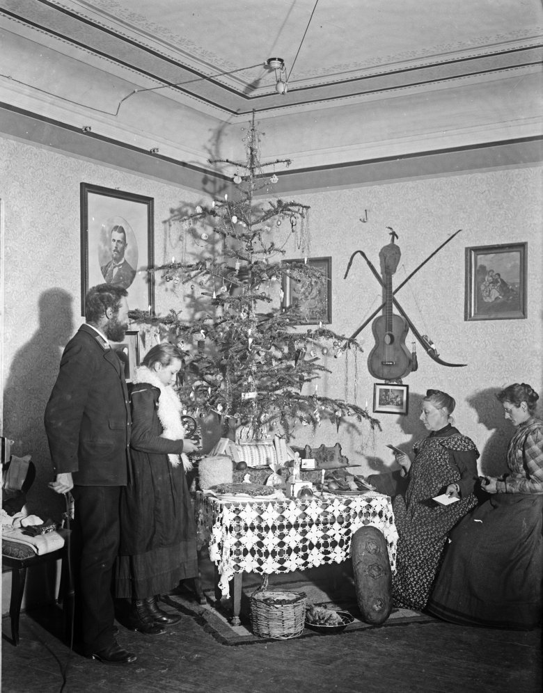 Ein seltenes Fotodokument aus so fr&uuml;her Zeit: Weihnachten im Jahre 1900 bei der Familie Kneu&szlig;l in Schwaz. (Auch wenn es so aussieht: die Dame rechts hat kein Handy in der Hand), © Sammlung Kneußl – TAP, Lienz