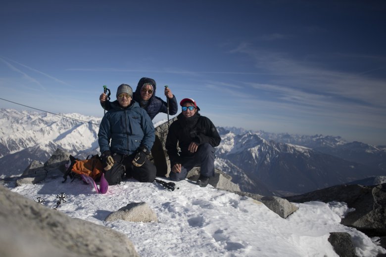 Geteiltes Gl&uuml;ck ist dreifaches Gl&uuml;ck: Oliver, Frank und Andi (von links) auf dem Schwarzenstein-Gipfel.