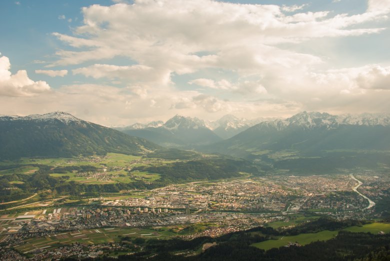 Logenplatz mit Blick auf Innsbruck. Der Thaurer Rosskopf in der mittleren Etage der Nordkette.