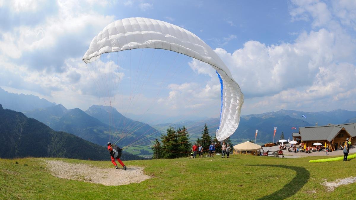 Hier treffen einander Paraglider aus aller Welt, um Informationen über Wind und Wetter auszutauschen, ihr Können zu perfektionieren, zu feiern, Kontakte zu knüpfen – und im Fall des Falles die geknüpften Kontakte auch im Bund der Ehe zu besiegeln., © Tirol Werbung/Josef Mallaun