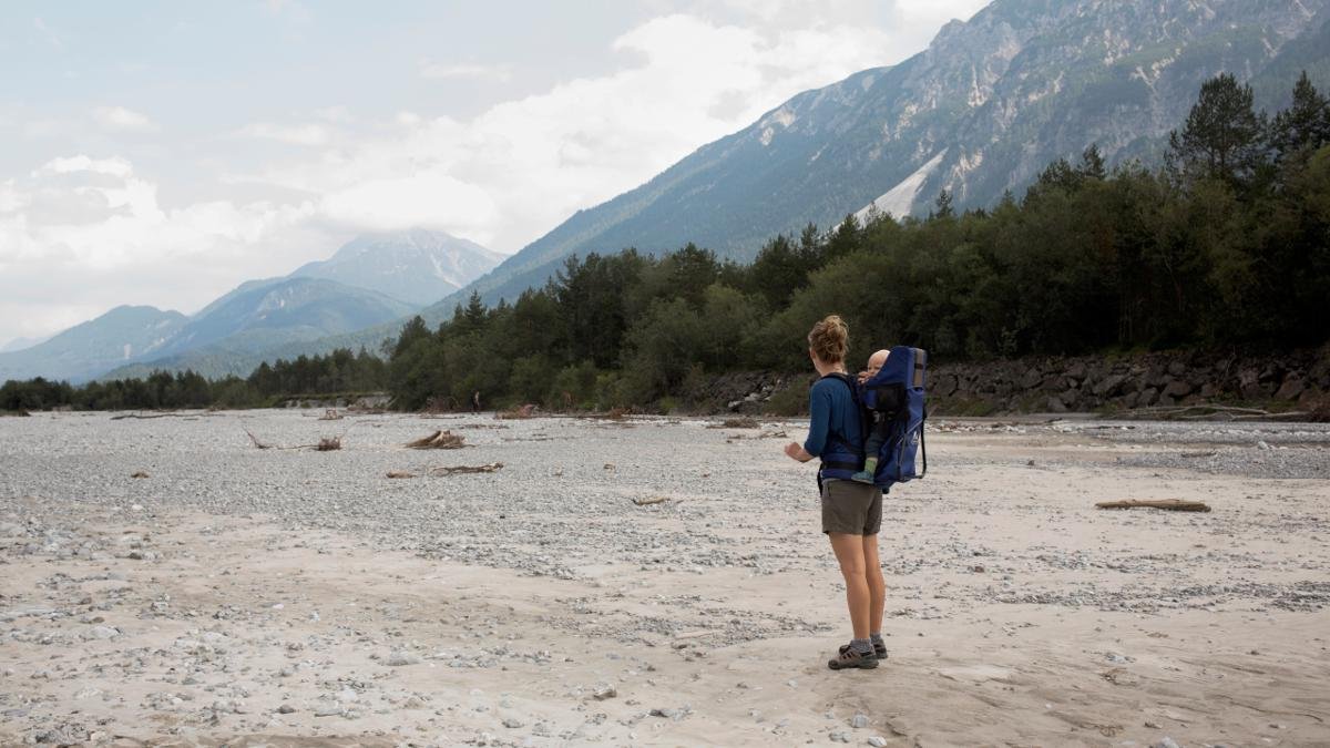 Er ist einer der letzten Wildflüsse Europas und fließt durch ein wunderschönes Tal: der Lech. Wer sein breites Flussbett und seine Auenwälder richtig erleben will, sollte ein Stück des Lechwegs wandern. Er führt 125 Kilometer weit: von der Quelle bis zur Mündung., © Tirol Werbung/Kathrein Verena